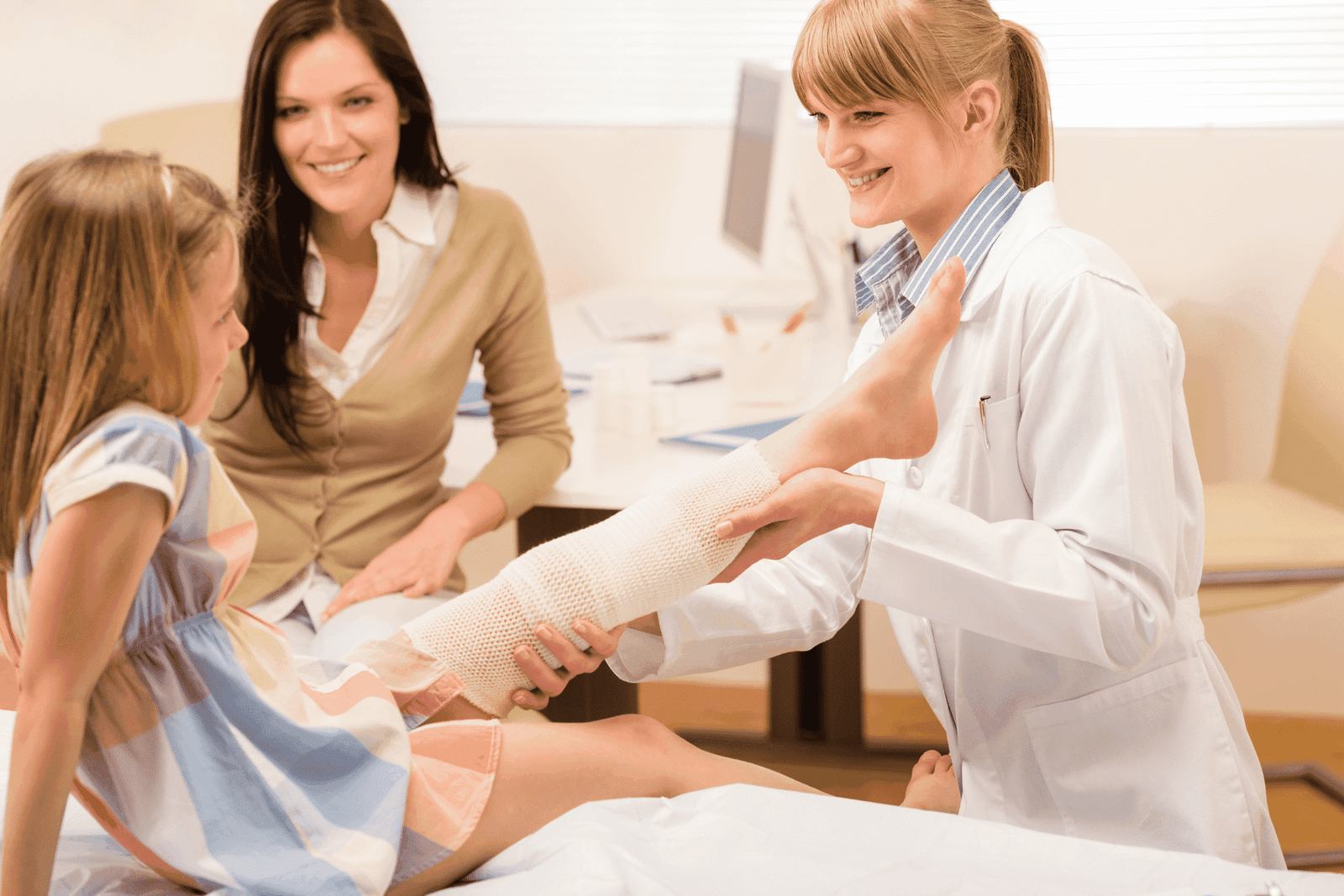 Orthopedics-doctor-patient-mom